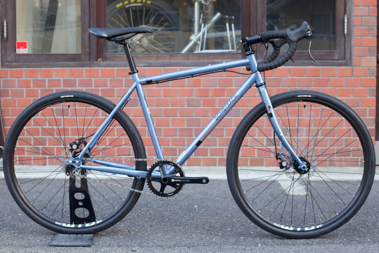 限定1台」BOMBTRACKのARISEのSサイズの完成車が入荷しました 