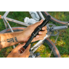 画像をギャラリービューアに読み込む, Wolftooth EnCase Pump 40cc with Chain + Tire Plug Multi-Tool ウルフトゥース