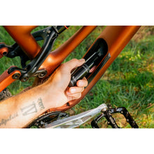 画像をギャラリービューアに読み込む, Wolftooth EnCase Pump 40cc with Chain + Tire Plug Multi-Tool ウルフトゥース