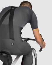 Load image into Gallery viewer, ASSOS MILLE GT Spring Fall Bib Tights S11 Robust Grey 着用