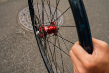 Load image into Gallery viewer, 【中古ホイール】Chris King ISO × Velocity Blunt SS 27.5 手組みホイールセット クリスキング ベロシティ