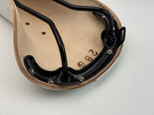 Load image into Gallery viewer, BROOKS B17 STANDARD WHITE 裏側(ヌメ革とブラックスチールレール)|ブルックス