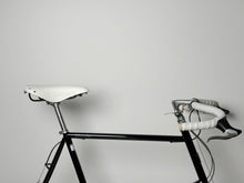 Load image into Gallery viewer, BROOKS B17 STANDARD WHITE をクロモリロードバイクに装着した使用例(白バーテープ)|ブルックス