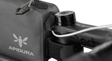 画像をギャラリービューアに読み込む, APIDURA エクスペディション ボルトオン トップチューブバッグ(1L)アピデュラ