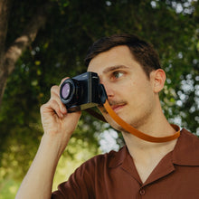 Load image into Gallery viewer, Peak Design Form Leather Camera Strap Neck Amber 装着例2