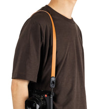 Load image into Gallery viewer, Peak Design Form Leather Camera Strap Neck Amber ディテール2