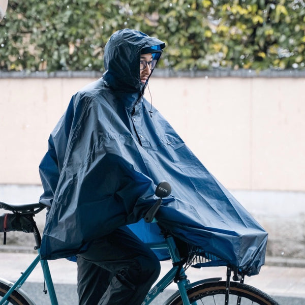 雨天でも自転車で通勤する方に、おすすめのレインウェアと関連商品を紹介します。