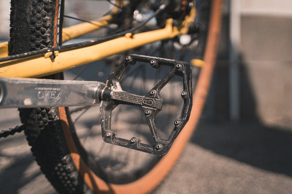オールラウンドに使えるフラットペダル【Crankbrothers Stamp 7】