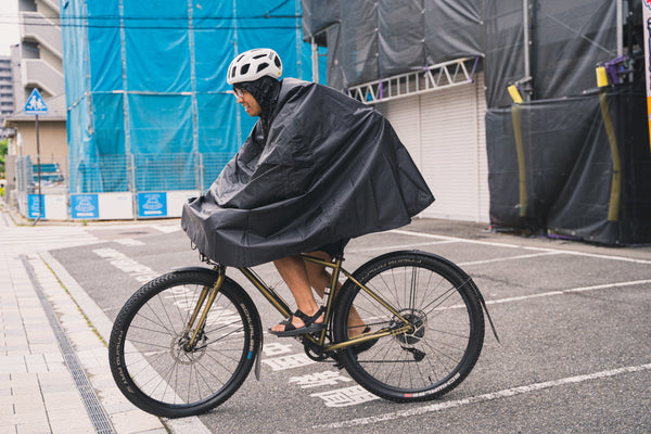 一度使えばその便利さがわかる！突然の雨にもすぐに対応できるポンチョ。