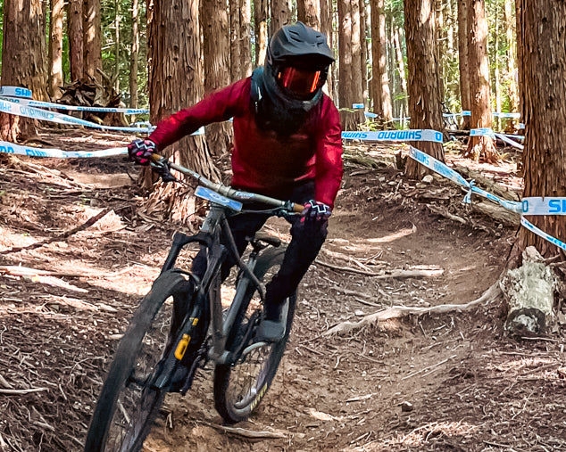 専用ウエアで気分も盛り上げる。ダウンヒルのおすすめスタイル。