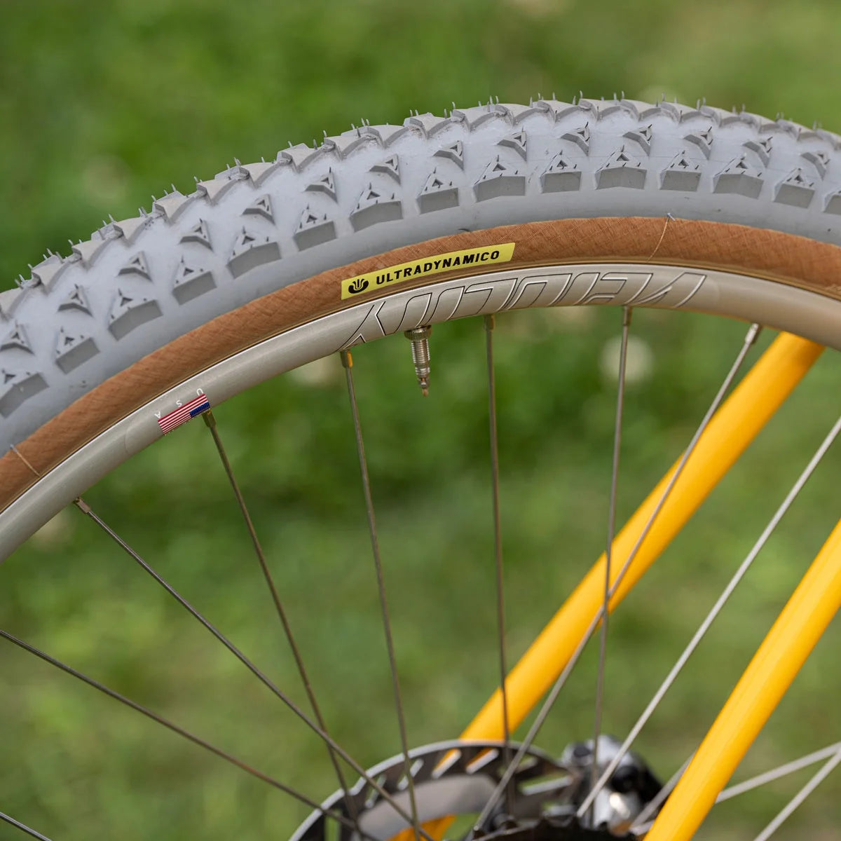 ULTRADYNAMICO mars race tire [gray / red] ウルトラダイナミコ