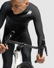 Load image into Gallery viewer, ASSOS MILLE GT Men's Spring Fall Jersey S11 Black Series 着用
