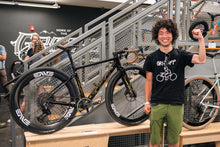 画像をギャラリービューアに読み込む, 竹之下がペイントした黒×ゴールドのENVE MOG（ENVE GRODEOでFAVORITE MOG受賞）｜カスタムペイント作例

