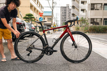 画像をギャラリービューアに読み込む, ENVE Melee完成車全景（Iconic Red）とENVE SESホイール
