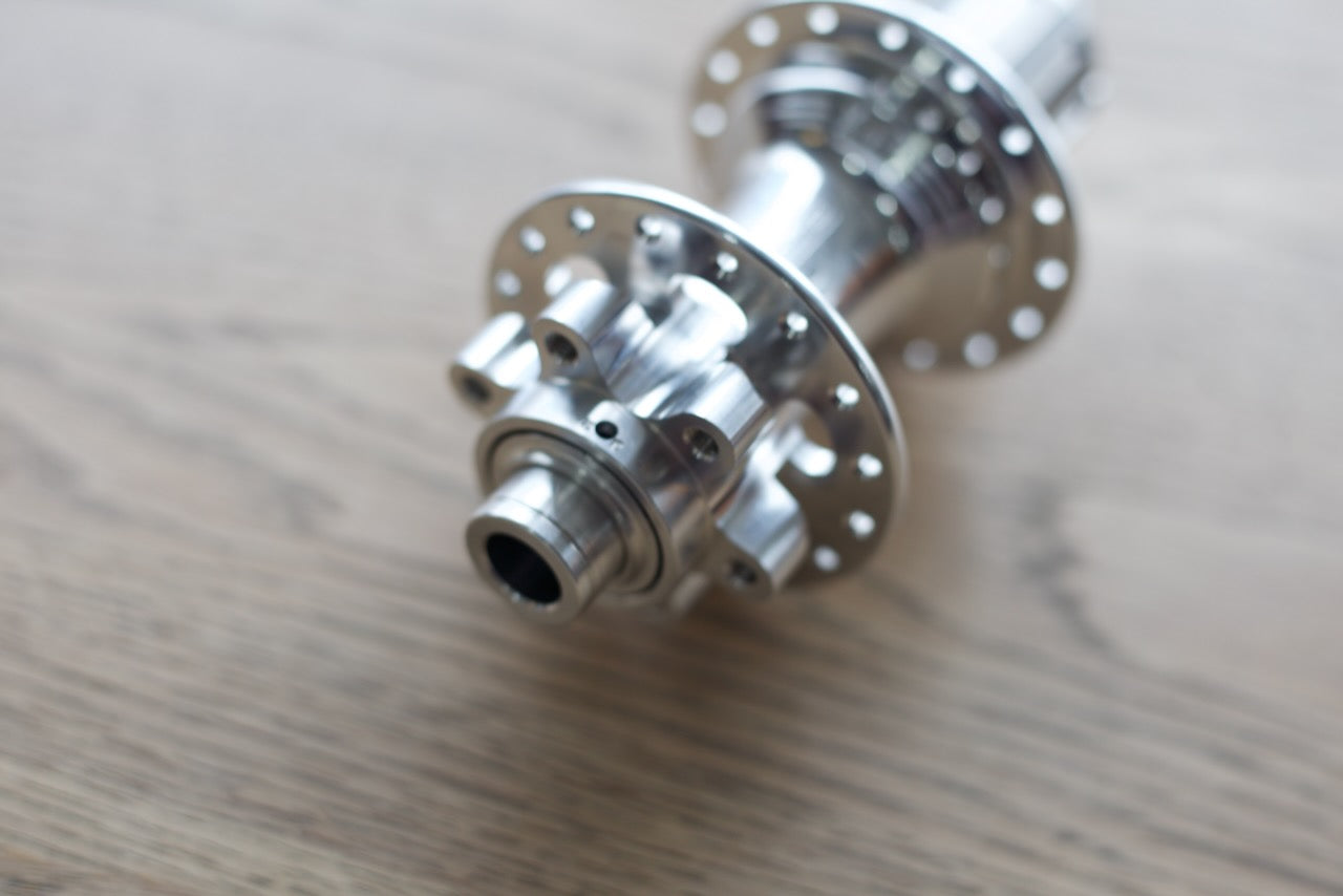 WHITE INDUSTRIES XMR リアハブ 12x142mm 32h ホワイト WHITE INDUSTRIES XMR リアハブ 12x142mm 32h ホワイト