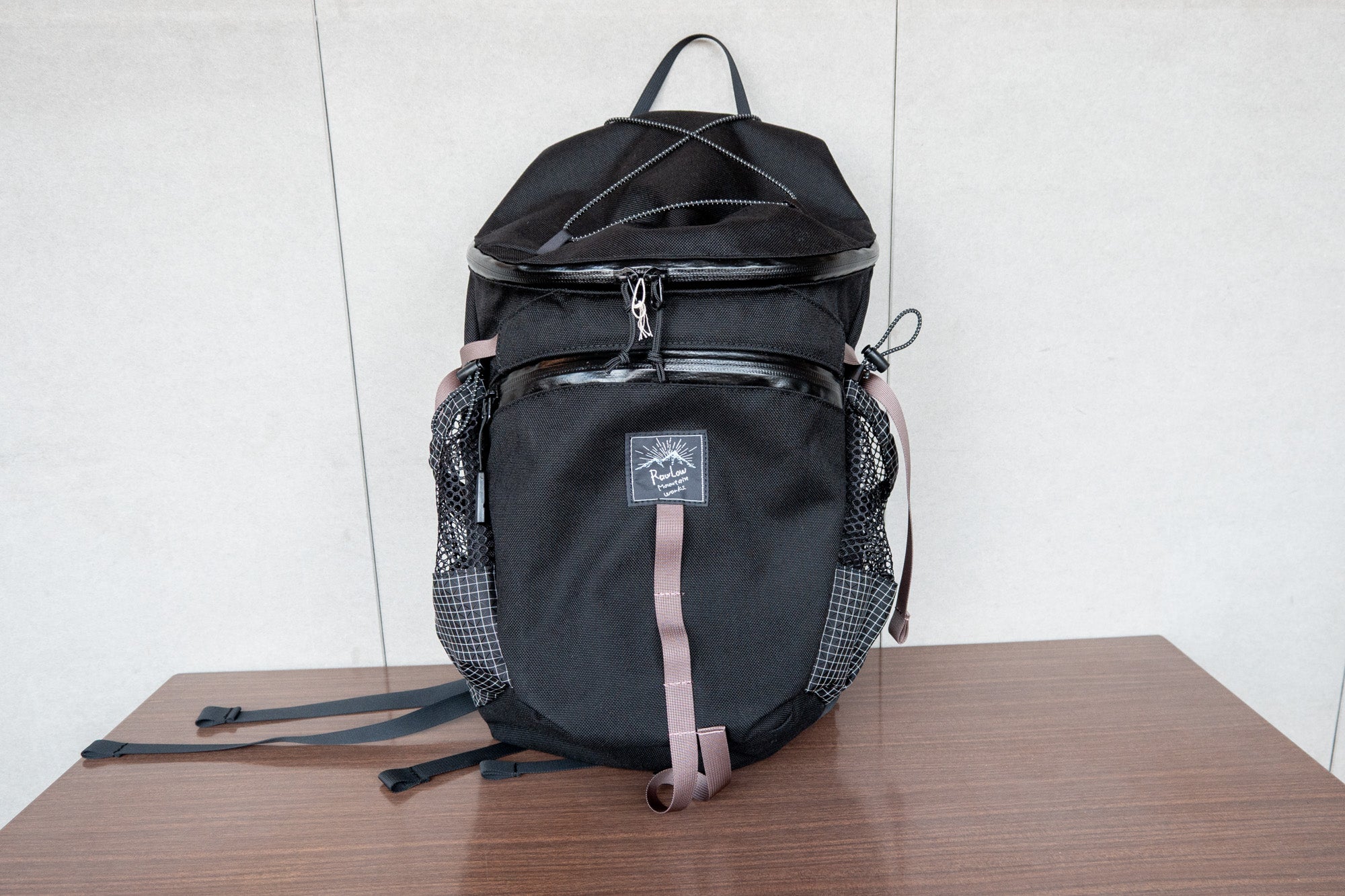 ロウロウマウンテンワークス Beetle  "White" Rawlow Mountain Works Beetle 18L 軽量バックパック – Grumpy Bike Shop