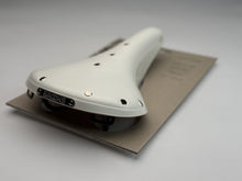 Load image into Gallery viewer, BROOKS B17 STANDARD WHITE 前方からの3/4ビュー（BROOKSノーズバッジ）｜ホワイトレザーサドル ブルックス
