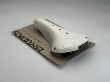 Load image into Gallery viewer, BROOKS B17 STANDARD WHITE サイド・リアアングル｜ホワイトレザーサドル ブルックス
