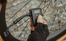 Load image into Gallery viewer, Topeak E-BOOSTER DIGITAL mini 電動ポンプ トピーク
