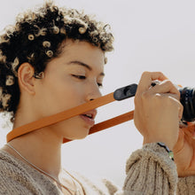 画像をギャラリービューアに読み込む, Peak Design Form Leather Camera Strap Neck Amber 着用イメージ1
