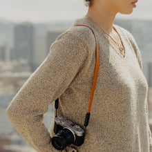 画像をギャラリービューアに読み込む, Peak Design Form Leather Camera Strap Neck Amber 着用イメージ2
