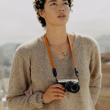 画像をギャラリービューアに読み込む, Peak Design Form Leather Camera Strap Neck Amber 着用イメージ3
