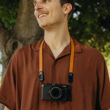 画像をギャラリービューアに読み込む, Peak Design Form Leather Camera Strap Neck Amber 装着例1
