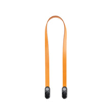 画像をギャラリービューアに読み込む, Peak Design Form Leather Camera Strap Neck Amber ディテール1
