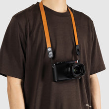 画像をギャラリービューアに読み込む, Peak Design Form Leather Camera Strap Neck Amber｜ピークデザイン フォームレザー ネック アンバー
