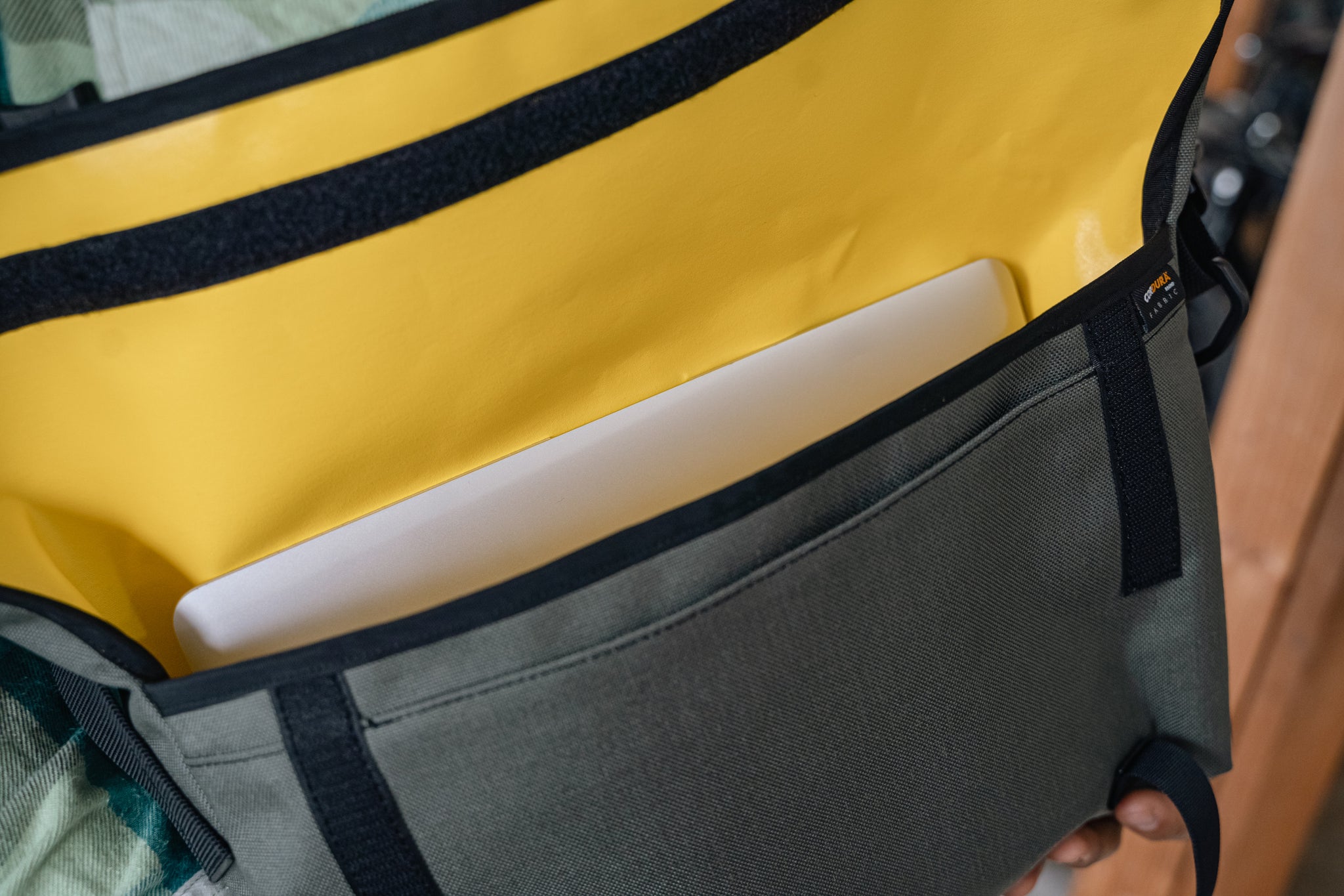 TIMBUK2 メッセンジャーバッグ CORDURA オリーブグリーン